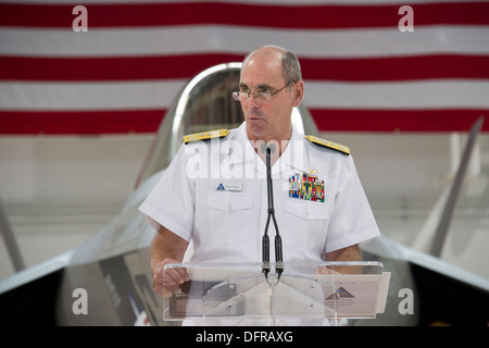 Kommandeur der Marine Air Forces Vice Admiral David H. Buss liefert Bemerkungen während der Rollout-Zeremonie für die US Navy erste F - 35C Lightning II Träger Variante Flugzeug Squadron, die Sensenmänner des Strike Fighter Squadron (VFA) 101. Stockfoto
