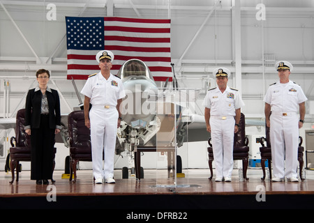Die offizielle Party steht stramm während der Rollout-Zeremonie für die US Navy erste F - 35C Lightning II Träger Variante Stockfoto
