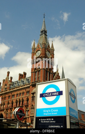 Barclays-Zyklus oder Boris Fahrradverleih Logo King Cross, St. Pancras Station und Hotel hinter, London Borough of Camden England UK Stockfoto