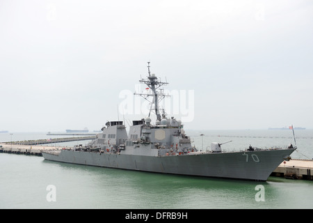 Die Zerstörer der Arleigh-Burke-Klasse USS Hopper (DDG-70) kommt in Changi Naval Base, Singapur, während einer geplanten Bereitstellung in Stockfoto