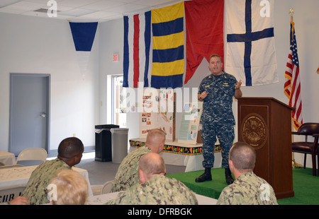 WILLIAMSBURG, Virginia (3. Oktober 2013) - Captain Eddie Montero aus Naval Reserve Forces Command, spricht bei der Hispanic Heritage Feier am Marine Expeditionary Logistik Support Group (NAVELSG) 3 Okt. statt. NAVELSG bietet expeditionary Logistik Wiederaufbauprojekte Stockfoto