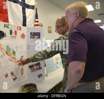 WILLIAMSBURG, Virginia (3. Oktober 2013) - Personalreferentin 1. Klasse Jesus Gelly von Mexiko-Stadt weist darauf hin, Marine Expeditionary Logistik Support Group (NAVELSG) Chef des Stabes Mark Sakowski aus Plymouth, Pennsylvania die verschiedenen Zustände in Mexiko bei einem Hallo Stockfoto