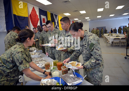 WILLIAMSBURG, Virginia (3. Oktober 2013) - Segler probieren verschiedene authentisch zubereitete Speisen während einer Hispanic Heritage Feier am Marine Expeditionary Logistik Support Group (NAVELSG) Okt. 3. NAVELSG ermöglicht für die Marine expeditionary Logistik Stockfoto