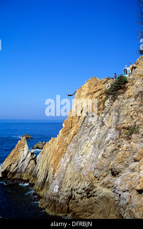 Taucher tauchen mehr als 140 Füße von den Klippen von La Quebrada in Acapulco, Mexiko Stockfoto