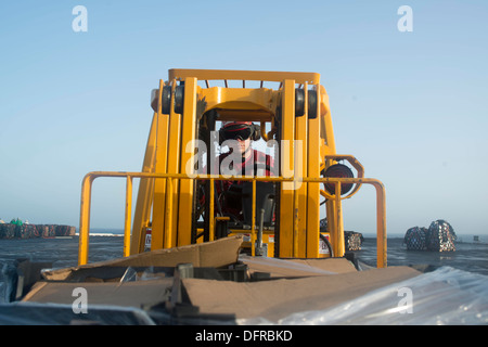 Luftfahrt Ordnanceman 3. Klasse William Neilds hebt Fracht mit einem Gabelstapler auf dem Flugdeck des Flugzeugträgers USS Harry Stockfoto