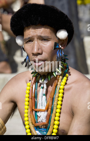 Angami tribal Mann mit typischen Trachten und Kopfbedeckung, Nagaland, Kohima Stockfoto