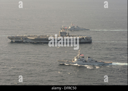 Die geführte Flugkörper Zerstörer USS Curtis Wilbur (DDG 54), Vorder- und USS Preble, (DDG-88), Hintergrund, laufen neben dem Flugzeugträger USS George Washington (CVN-73). George Washington Carrier Strike Group ist die Durchführung von Übungen mit Stockfoto