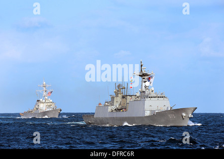 Die Republik Korea Marine Zerstörer Chungmugong Yi Sun-Sin (DDH 975), rechts und der US Navy geführte Flugkörper Zerstörer USS Curtis Wilbur (DDG-54) bewegen in Formation während einer Übung. Curtis Wilbur ist Bestandteil der George-Washington-Träger-Stri Stockfoto