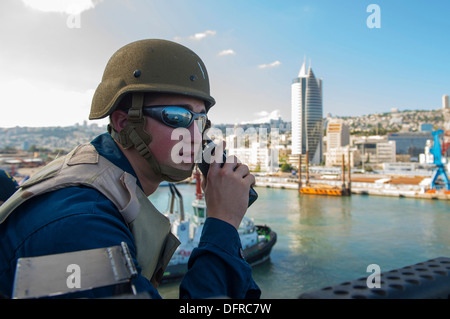 Gunner es Mate 3. Klasse James Ross ruft in eine Kontaktfläche während Wache an Bord der geführte Flugkörper-Zerstörer USS ernsthaft (DDG Stockfoto