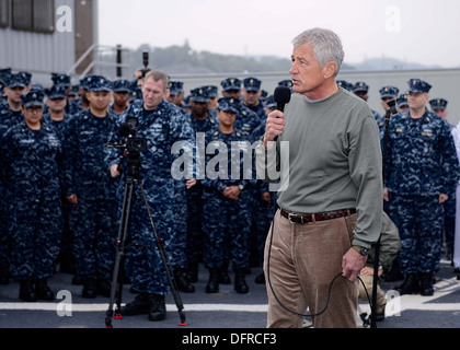 Verteidigungsminister (Pressesprecher) Chuck Hagel spricht für die Besatzung des Zerstörers USS Stethem (DDG-63) geführte Flugkörper während seines Besuchs in Commander, Flotte Aktivitäten Yokosuka. Hagel ist Yokosuka besuchen, als Teil einer einwöchigen Reise in die Region fördern angestrebt Stockfoto