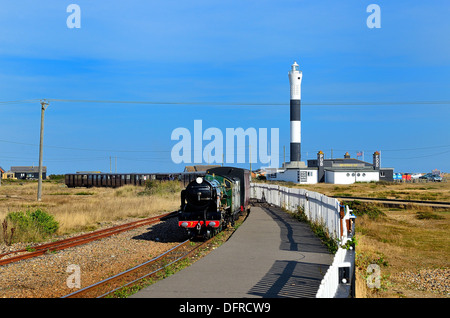 Dungeness Leuchtturm mit Dampfzug im Vordergrund nähern station Dungeness, Kent, England, Großbritannien Stockfoto