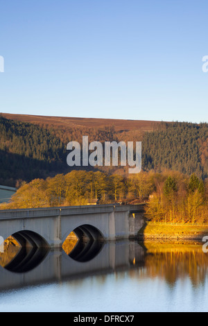 Ashopton-Viadukt überquert Ladybower Vorratsbehälter tragen die A57, Glossop Stockfoto