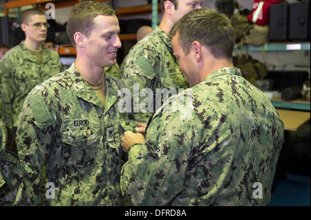 Navy Diver 2. Klasse Brandon Elrod, Commander Task Group (CTG) 56.1, zugewiesen erhält ein Navy/Marine Corps Achievement Medal in Quartalen Naval Support Aktivität Bahrain. CTG-56,1 führt mir Gegenmaßnahmen, explosive Ordnance Entsorgung, salvag Stockfoto