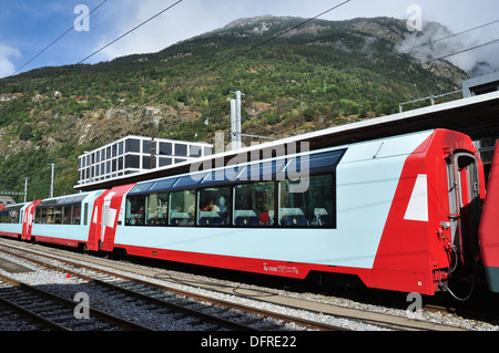 Beobachtung-Wagen des Glacier Express am Bahnhof Brig, Wallis, Schweiz Stockfoto