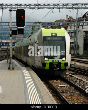BLS Personenzug für Bern Ankunft am Bahnhof Spiez, Schweiz