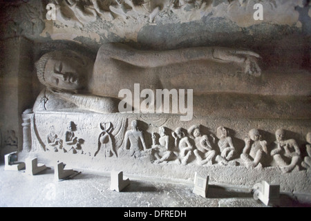 Schlafenden Buddha-Statue. Höhle 26 A riesigen liegenden Buddha. Ajanta Höhlen, Aurangabad, Maharashtra, Indien. Stockfoto