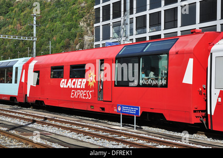 Speisewagen des Glacier Express am Bahnhof Brig, Wallis, Schweiz Stockfoto