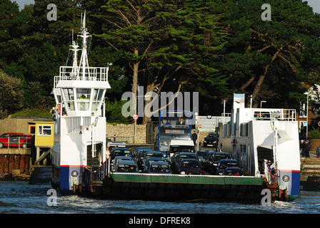 Ein Blick auf die Sandbänke Kette Fähre voller Fahrzeuge, Poole Dorset UK Stockfoto