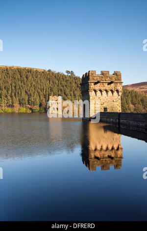 Damm und Türme hält das Derwent Reservoir Wasser im Upper Derwent Valley. Stockfoto