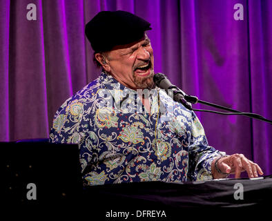 Los Angeles, CA, USA. 7. Okt, führt 2013.FELIX CAVALIERE von The Rascals während einer Veranstaltung nur für Mitglieder im GRAMMY Museum vor der Westküste Premiere ihrer neuen Touring-Show '' einmal auf ein Traum Starring the Rascals,'' die am griechischen Theater am 10. Oktober spielt. (Kredit-Bild: © Brian Cahn/ZUMAPRESS.com) Bildnachweis: ZUMA Press, Inc./Alamy Live-Nachrichten Stockfoto