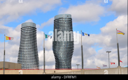 Moderne unorthodoxe Hochhäuser in Mississauga, Ontario, Kanada Stockfoto