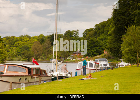 Sportboote vor Anker am Fluß Yare in der Nähe der Langstrecken-Wanderweg Wherryman Weg in Norfolk. Stockfoto