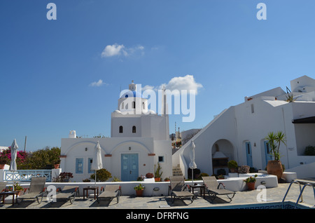 Eine schöne griechische Kirche sieht über dem Ägäischen Meer auf Santorin, wo die weltweit größte Explosion, in 1628BC, Griechenland stattfand Stockfoto