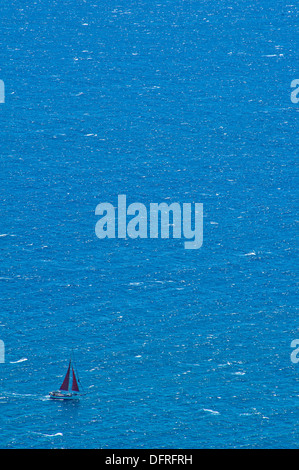 Kleine Yacht Segeln im offenen Ozean Stockfoto
