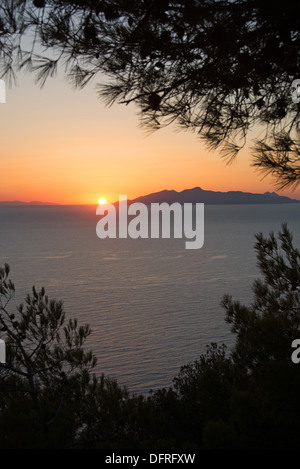 KYKLADEN, GRIECHENLAND. Sonnenaufgang über der Ägäis von Santorini (Thira), mit der Insel Anafi in der Ferne gesehen. Stockfoto