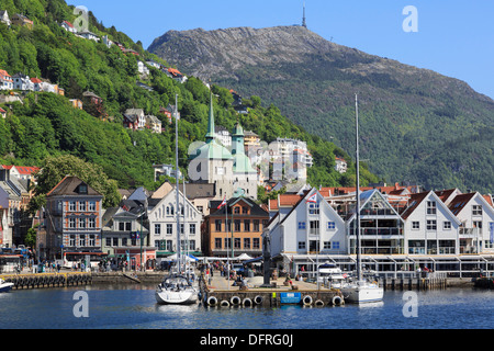 Blick über Hafen Vågen, Berg Ulriken über historische Fiskerestaurant am Torget in Stadt Bergen, Hordaland, Norwegen Stockfoto