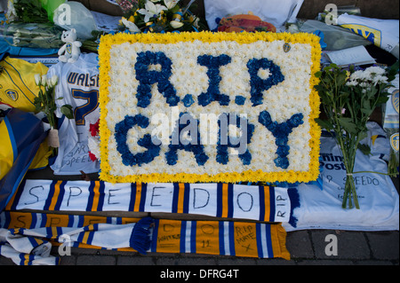 29.11.2011 Wales ein temporäres Denkmal außerhalb der Erde nach Fans ehemaligen Spieler trauern und aktuelle Manager Gary Speed. 2011 Ell Stockfoto