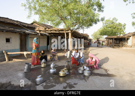 Handpumpen, füllen Wasser in Stammes-Dorf, Korku Stamm, Khalwa, Jharikheda Dorf, Madhya Pradesh, Indien. Stockfoto