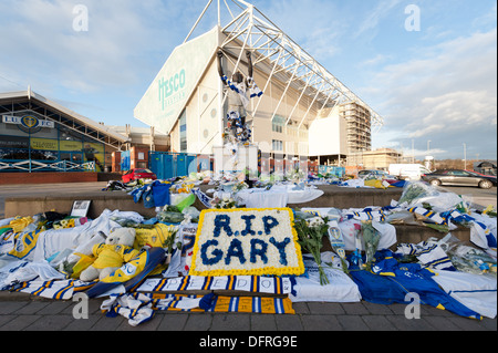 29.11.2011 Wales ein temporäres Denkmal außerhalb der Erde nach Fans ehemaligen Spieler trauern und aktuelle Manager Gary Speed. Stockfoto