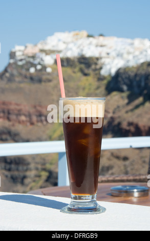 Ein Glas des kalten, schaumige "Espresso Fredo" schwarze Eiskaffee. Stockfoto