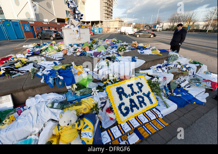 29.11.2011 Wales ein temporäres Denkmal außerhalb der Erde nach Fans ehemaligen Spieler trauern und aktuelle Manager Gary Speed. 2011 Ell Stockfoto