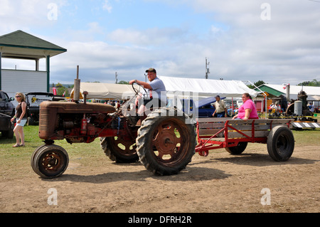 Eine alte Traktor angetrieben auf dem Rummelplatz Milton, Ontario, in der Dampflokzeit zeigen. Stockfoto