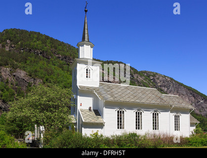 Traditionelle weiße hölzerne Stabkirche in das kleine Dorf von Mo, Modalen, Hordaland, Norwegen, Skandinavien Stockfoto