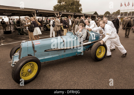 1936 ERA B-Type R5B "Remus" mit Fahrer Charles McCabe im Fahrerlager bei 2013 Goodwood Revival, Sussex, UK. Stockfoto