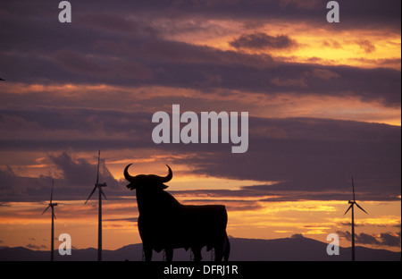 Osborne Bull, spanische Ikone in einer Windmühle bei Sonnenuntergang, La Muela, Zaragoza, Aragon, Spanien Stockfoto