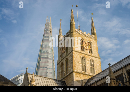 Die Scherbe und Southwark Cathedral, City of London, UK Stockfoto