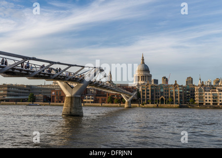 Millennium Bridge und St. Pauls Cathedral, Themse, City of London, UK Stockfoto