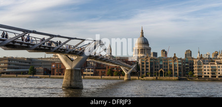 Millennium Bridge und St. Pauls Cathedral, Themse, City of London, UK Stockfoto