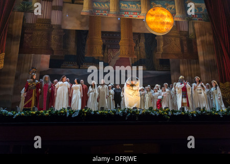 Vorhang auf Opera Philadelphia Produktion von Verdis Nabucco, Academy of Music in Philadelphia, Pennsylvania, USA Stockfoto