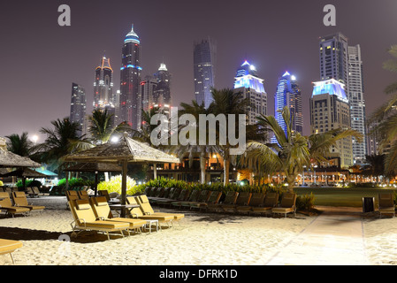 Strand-Nachtbeleuchtung des Luxus-Hotels, Dubai, Vereinigte Arabische Emirate Stockfoto