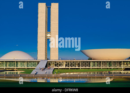 Brasilien, Brasilia: Frontansicht des Nationalkongresses von Oscar Niemeyer Stockfoto