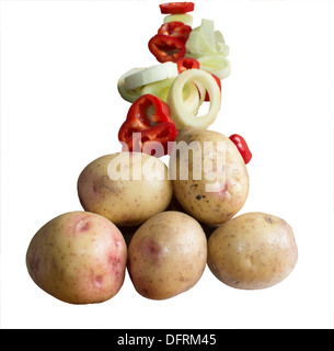 Kartoffel-Paprika Zwiebel Pyramide isoliert auf weiss. Stockfoto