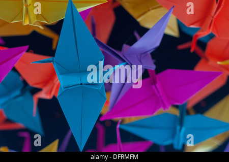 Künstlerischen Guerilla: ephemeren Straße Kunstinstallation von Origami-Kranichen (Symbole des Friedens) auf einer Telefonzelle in Montreal Stockfoto