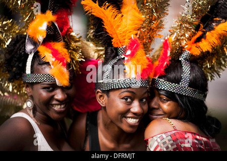 Vorbereitungen für die Moss Side karibischen Karneval auf der TJ Hair and Beauty, Prinzessin Straße Manchester Stockfoto