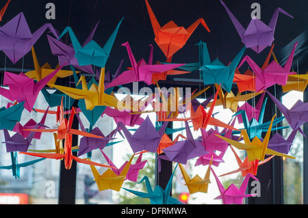 Künstlerischen Guerilla: ephemeren Straße Kunstinstallation von Origami-Kranichen (Symbole des Friedens) auf einer Telefonzelle in Montreal Stockfoto