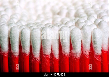 symmetrische Reihen von sauberen Wattestäbchen rot Stockfoto